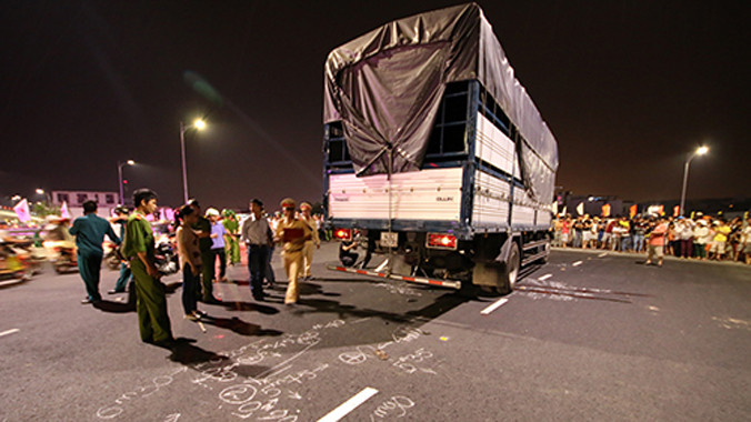 Hàng trăm người dân hiếu kỳ tập trung quanh hiện trường. Ảnh: Nguyễn Đông.
