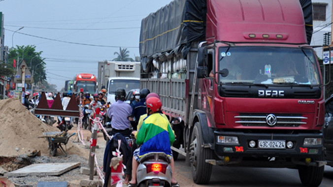 Giao thông trên quốc lộ ách tắc kéo dài hơn 3 km đoạn qua huyện Tư Nghĩa chiều 4/4. Ảnh: Trí Tín/ VnExpress