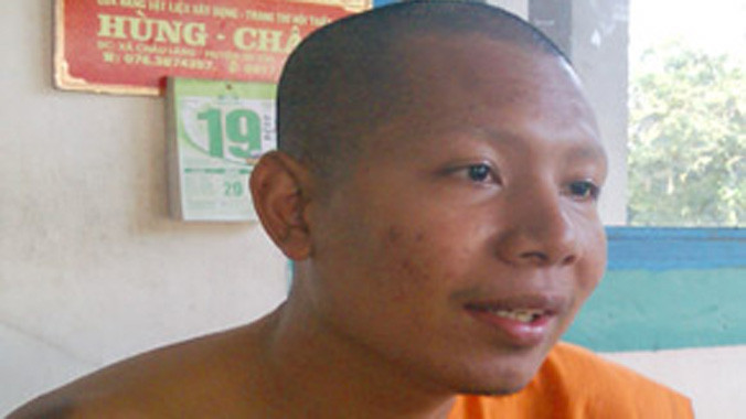 Sư Kim Sa trò chuyện cùng phóng viên.