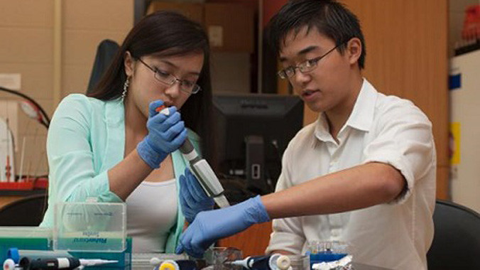 Kim Hoàng và Minh Huy nhận học bổng Tiến sĩ Y khoa năm 18 tuổi. Cả 2 ước mơ trở thành những bác sĩ giỏi để giúp đỡ bệnh nhân nghèo. Ảnh: Ung.