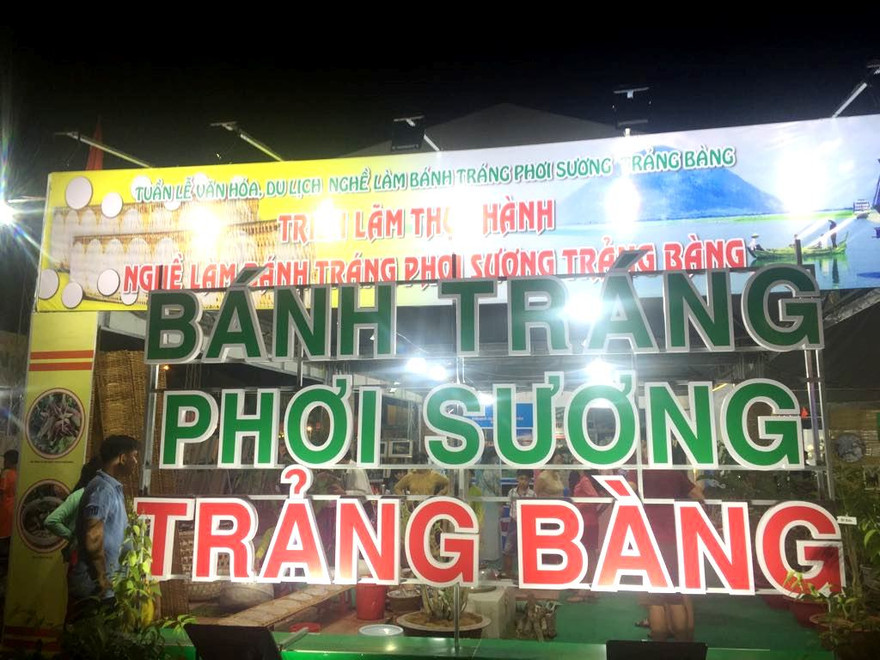 Tuần lễ tôn vinh Làng nghề bánh tráng phơi sương diễn ra từ nay đến ngày 25/12. Ảnh: Tân Châu