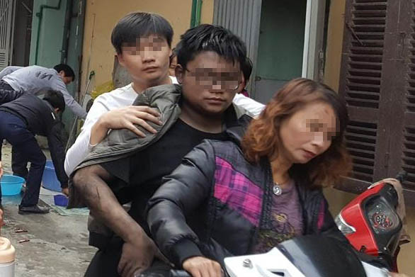 Nam thanh niên được cứu ra ngoài trong đám cháy.