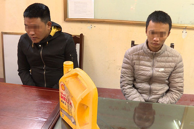 Hai nam thanh niên có hành vi ném chất bẩn vào nhà dân bị bắt quả tang. Ảnh: Công an Hưng Yên.