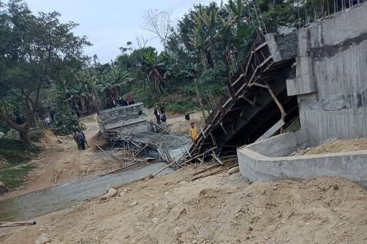 Hình ảnh cây cầu bị sập được chia sẻ trên mạng xã hội.