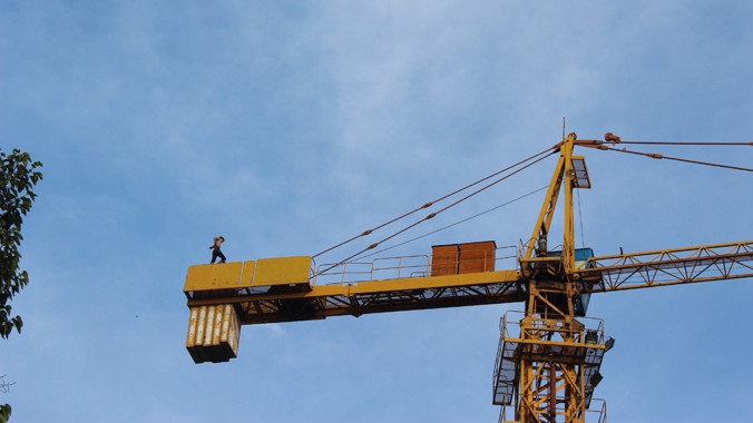 Đối tượng đang cố thủ trên cẩu tháp công trình.