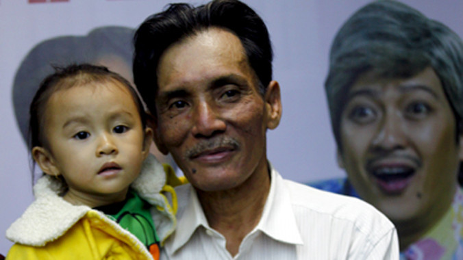 Diễn viên Thương Tín mang con đến dự một buổi họp báo phim ở TP HCM vào đầu tháng bảy. Ảnh: Thoại Hà/VnExpress