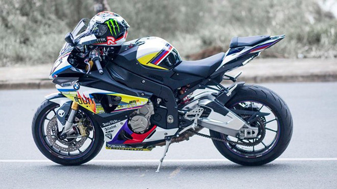 Chủ nhân chiếc xe là một biker sống ở Tiền Giang. Để tạo sự khác biệt, chủ xe đã cùng các thợ độ tại xưởng ABMiracle suy nghĩ, bàn bạc ý tưởng về dàn áo có màu sắc tươi sáng, không lòe loẹt.