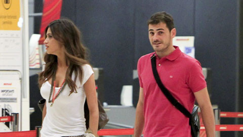 Cô bồ Sara lẫn bà mẹ Marin Carmen đều không muốn Iker sang Porto.