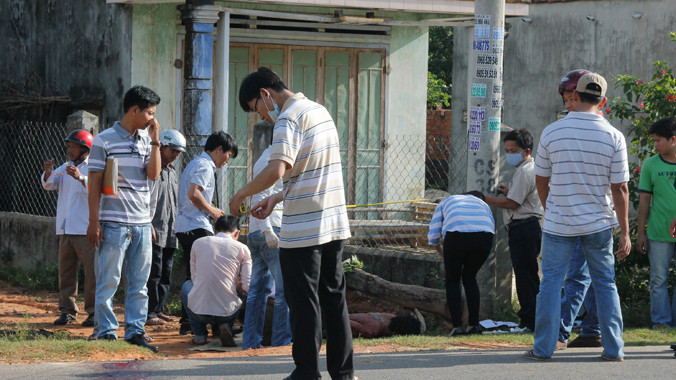 Cơ quan chức năng tiến hành khám nghiệm tại hiện trường vụ án. Ảnh: Nguyên Thọ.