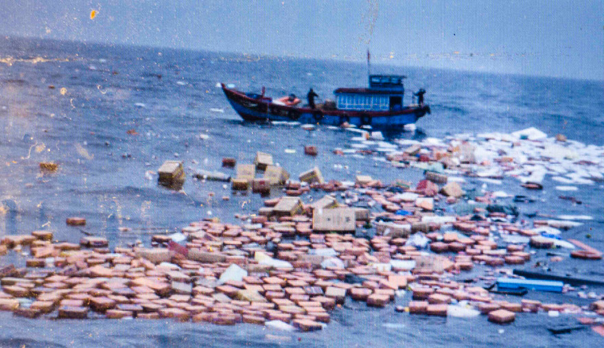 Hàng hóa trôi nổi khắp mặt biển