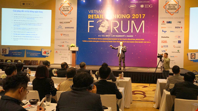 Tiến sỹ Cấn Văn Lực - Chuyên gia Kinh tế trưởng ngân hàng BIDV phát biểu về xu hướng chuyển đổi số trong lĩnh vực tài chính tại phiên thảo luận sáng 6/12/2017