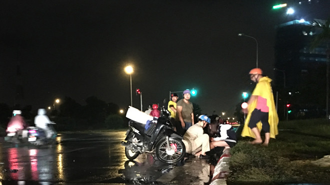 Một nữ sinh bị ngã xe, chấn thương nặng ở đầu gối