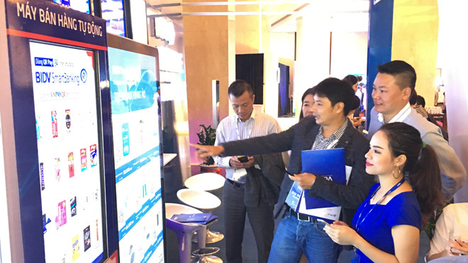 Khách hàng trải nghiệm dịch vụ thanh toán điện tử của Samsung. Ảnh: Tuấn Nguyễn