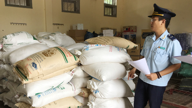Lực lượng Hải quan Quảng Trị kiểm tra lô hàng đường nhập lậu. Ảnh minh họa của: Tuấn Nguyễn