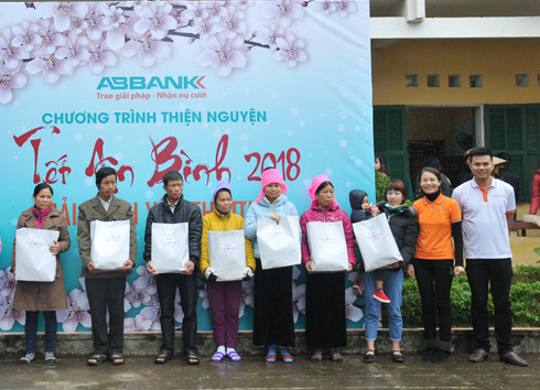 Bà Phạm Thị Hiền, Phó Tổng Giám đốc Ngân hàng An Bình (thứ 2, bìa phải) trao các suất quà ý nghĩa cho bà con bị thiệt hại nặng nề do lũ lụt, khó khăn tỉnh Yên Bái.