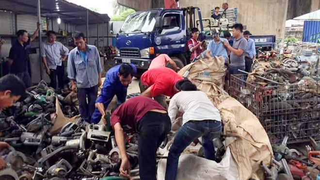 Hoạt động buôn bán tấp nập dưới chân cầu Thăng Long