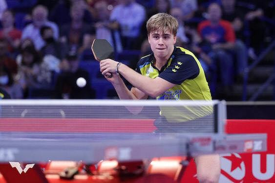 Lần đầu tiên cây vợt lục giác được đưa vào thi đấu