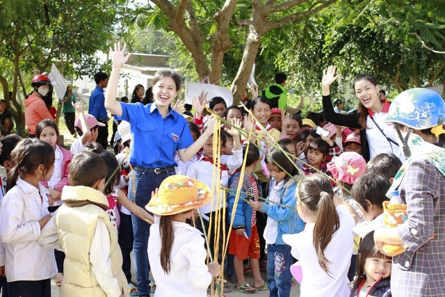 Học sinh tập trung nhận quà từ thiện.