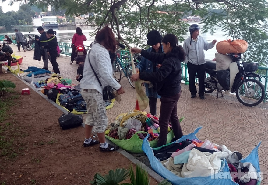 Những chợ cóc sẵn sàng 'ôm đồ chạy' mọi lúc ở Thủ đô