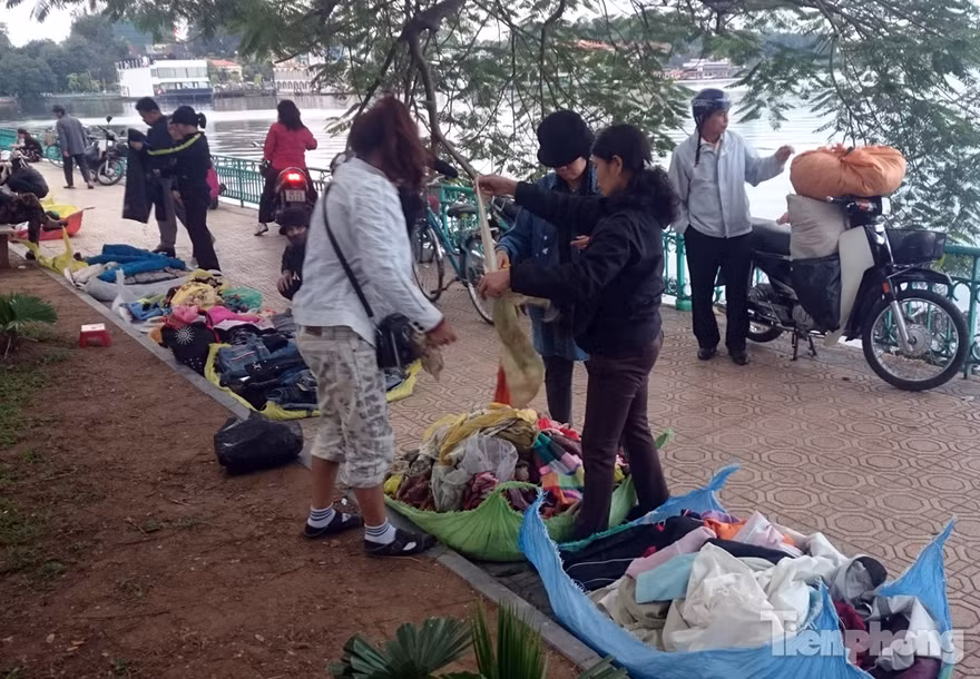 Những chợ cóc sẵn sàng 'ôm đồ chạy' mọi lúc ở Thủ đô
