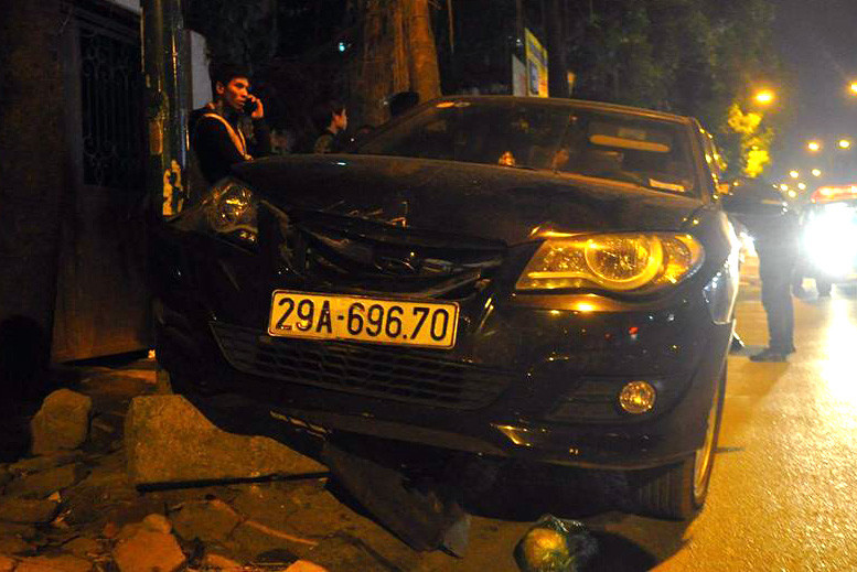 Chiếc xe gây tai nạn trên đường Phạm Văn Đồng.