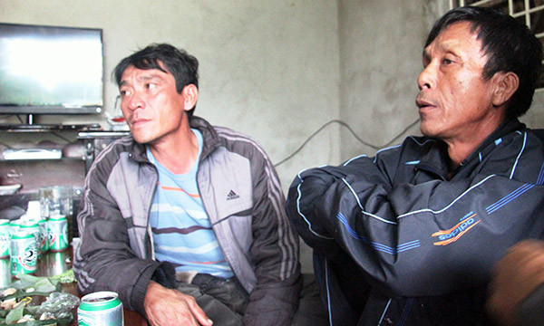 Anh Chung (bên trái) kể lại giây phút may mắn thần kỳ thoát khỏi sóng dữ.