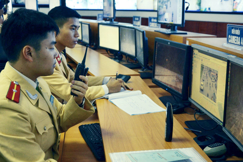 Sáng nay (1/12), lực lượng CSGT, Công an thành phố Hà Nội chính thức tiến hành việc phạt nguội các trường hợp vi phạm thông qua hình ảnh camera giám sát.