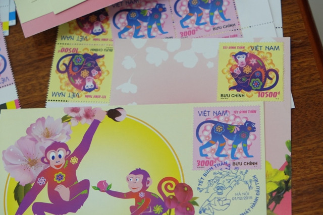 Bộ tem Tết Bính Thân được nhiều người chơi đến tìm mua ngay trong ngày đầu ra mắt. 