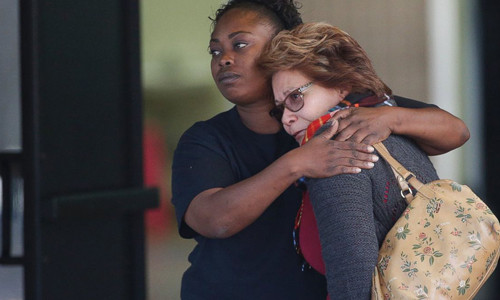 Nhiều người chưa hết bàng hoàng sau vụ xả súng. Ảnh: AP.