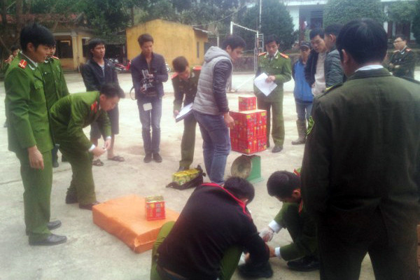 Lực lượng công an tiến hành thu giữ tang vật vụ án. Ảnh: M. Quân.