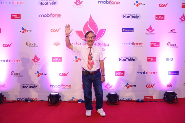 NSND Thế Anh xuất hiện khá sớm trong đêm Bế mạc LHP Việt Nam lần thứ XIX.