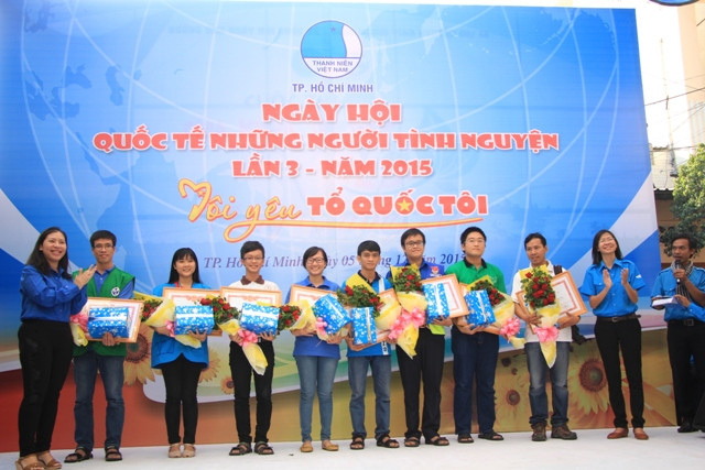 Tặng hoa, quà cho các CLB, đội nhóm có đóng góp cho cộng đồng.