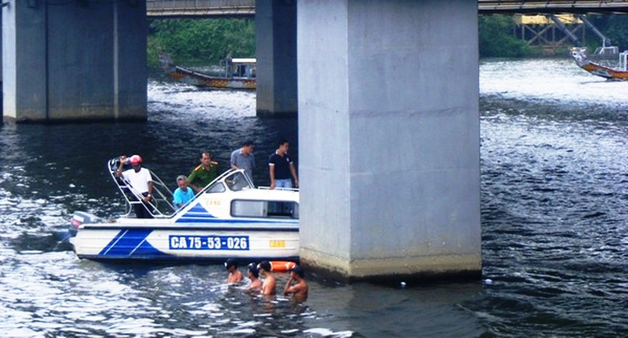 Lộ nguyên nhân thanh niên rơi sông Hương với vết đâm thấu ngực