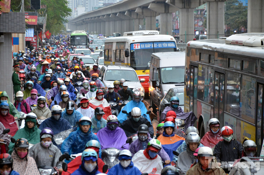 Người dân Hà thành 'chôn chân' trong mưa rét vì tắc đường