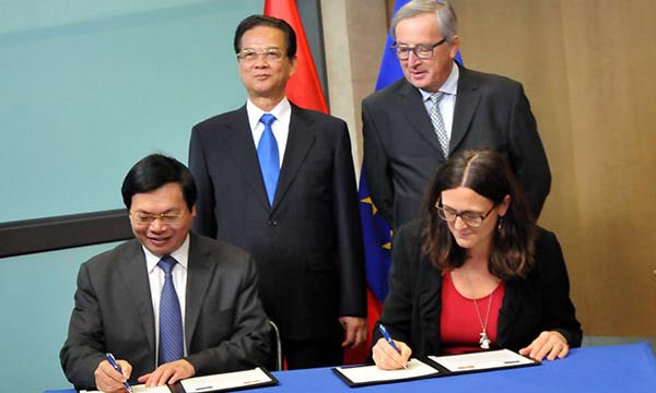Thủ tướng Nguyễn Tấn Dũng và Chủ tịch Ủy ban châu Âu Jean-Claude Juncker chứng kiến lễ ký kết.