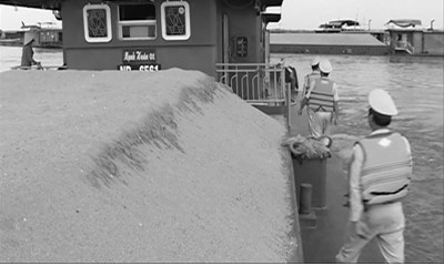 Kiểm tra một phương tiện chở cát. Ảnh: Báo Tin tức