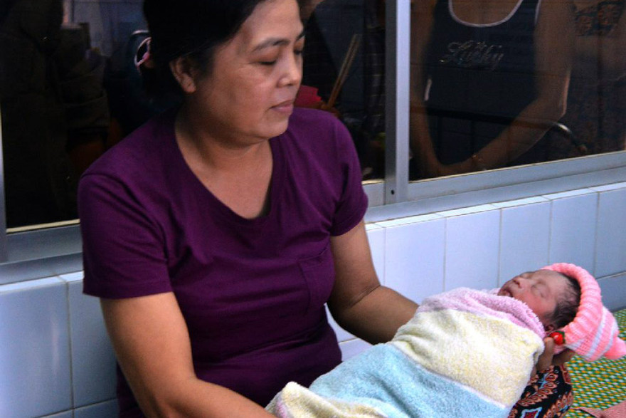 Cháu bé đã được cắt dây rốn và sức khỏe dần ổn định. C.T.V