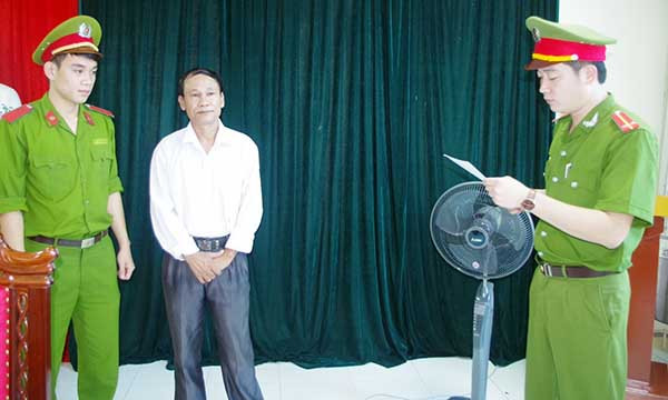 Ba bị can bị khởi tố về hành vi “Cố ý làm trái quy định của Nhà nước về quản lý kinh tế gây hậu quả nghiêm trọng”.