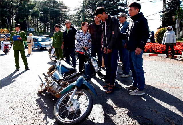 Châu và Điền (tay bị còng) đã dàn cảnh va quẹt xe.