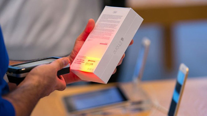 Nhiều nhân viên Apple gửi mail cho Tim Cook phàn nàn về tình trạng kiểm tra tư trang nhân viên sau mỗi ngày làm việc tại Apple Store. Ảnh: Financialpost.