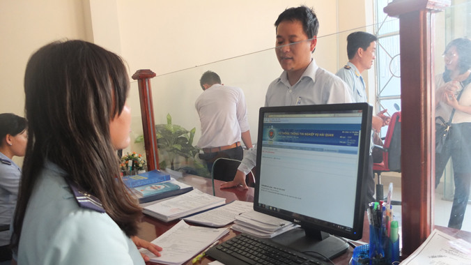 Ngành hải quan hy vọng cán bộ phục vụ khách hàng ngày càng tốt hơn. Ảnh: Đức Huy.