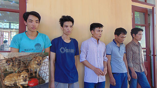 5 đối tượng Lê Văn Đảo, Trần Đình Tính, Nguyễn Ngọc Luận, Chu Văn Thành, Lê Ngọc Đông (từ trái qua phải) và tang vật thu giữ được.Ảnh: Công an Thanh Hóa.