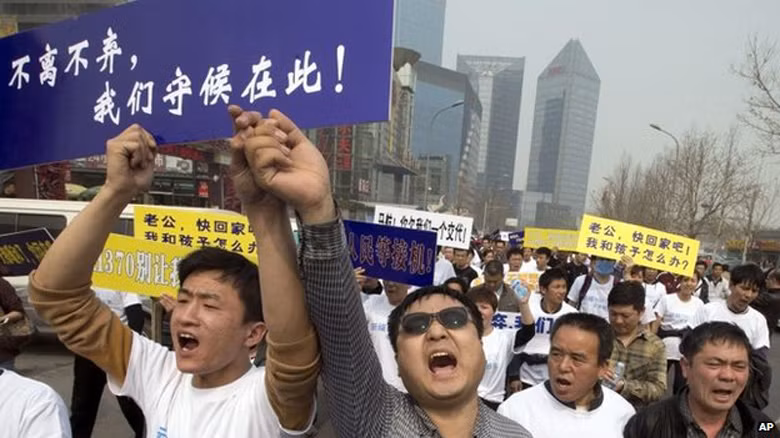 Các gia đình nạn nhân biểu tình trước sứ quán Malaysia. ảnh: BBC