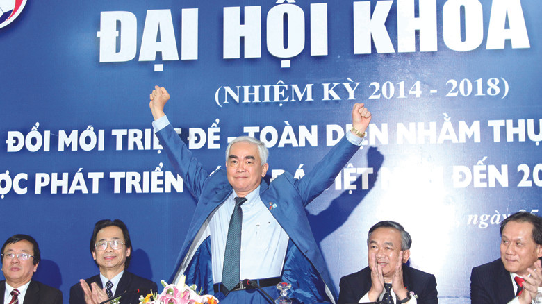 Ông Lê Hùng Dũng ăn mừng chiến thắng, trở thành Chủ tịch VFF khóa VII. ảnh VSI