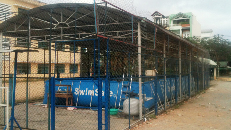 Toàn bộ 11 bể bơi đầu tư theo chương trình TASC đang nằm… “đắp chiếu” vì các trường không có kinh phí hoạt động. ảnh: NGUYỄNHUY