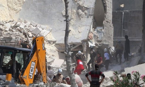 Cảnh tượng hoang tàn bên trong Aleppo sau trận không kích của chính phủ.