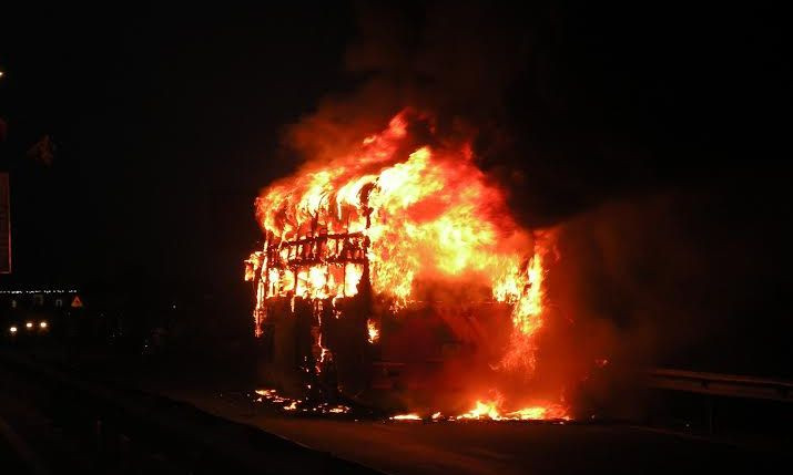 Chiếc xe khách bốc cháy dữ dội trên Quốc lộ 1A.