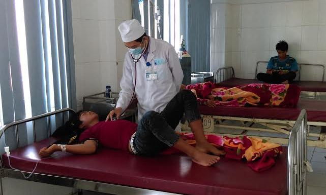 Bác sĩ chăm sóc bệnh nhân bị sét đánh.