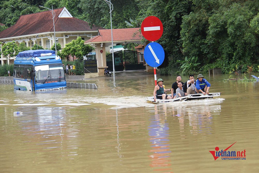 Xe khách và thuyền "bơi" trên quốc lộ 18 sáng nay.