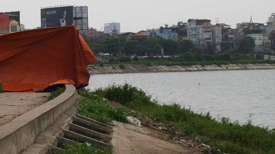 Xác chết được đưa lên bờ khám nghiệm tử thi.